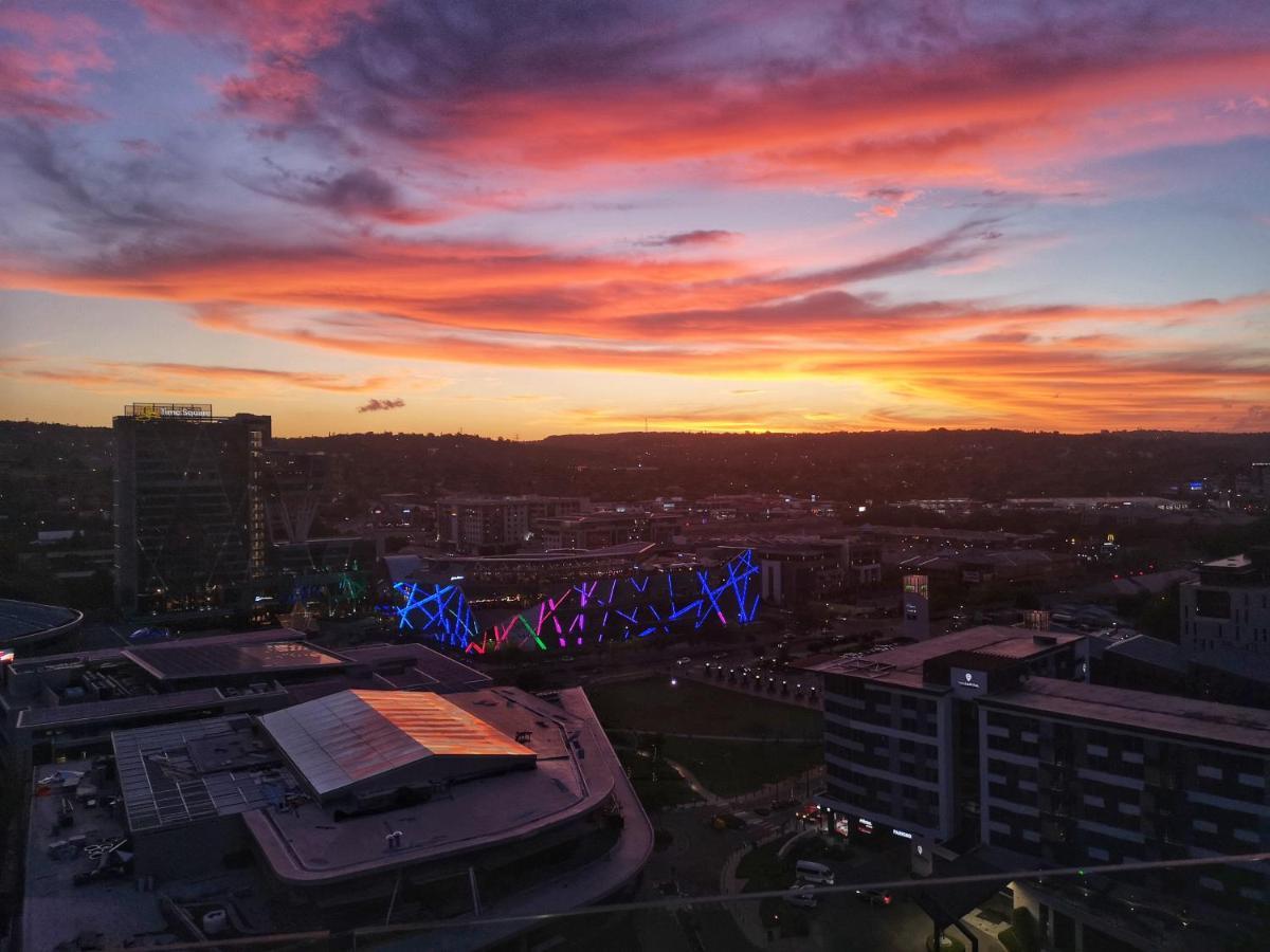 Top Floor Menlyn Maine Studio Apartment With Stunning Views & No Load Shedding Pretoria Exterior photo